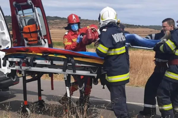 FOTO | Accident cumplit, în Mehedinți. Un mort și un rănit grav, după ce mașina în care se aflau s-a răsturnat