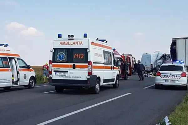 Accident grav - Cinci persoane rănite în coliziunea dintre un microbuz și un TIR