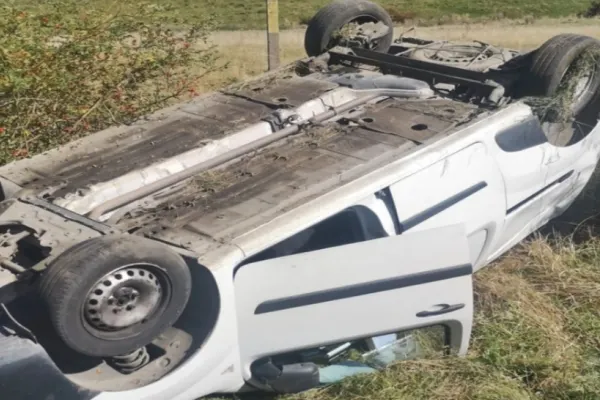 FOTO | Accident grav în Mureș: 2 mașini s-au răsturnat pe câmp, în urma unui impact violent
