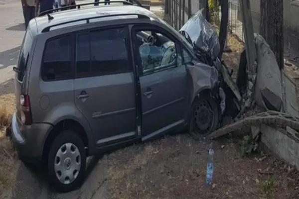 Accident teribil în Olt. 2 victime, dintre care o minoră, după ce au intrat cu maşina într-un gard de beton