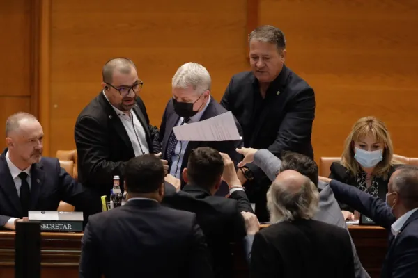 SCANDALUL pe moțiunea de cenzură continuă - PNL și PSD sesizează CCR, în timp ce USR acuză un abuz și AUR amenință cu proteste