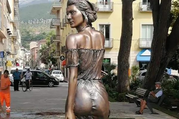 VIDEO Scandal în Italia din cauza unei statui îmbrăcate sumar