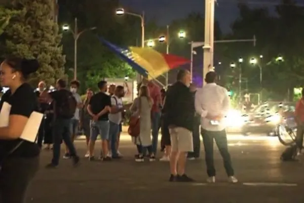 SCANDAL în fața Guvernului - Românii protestează împotriva lui Florin Cîțu în Piața Victoriei