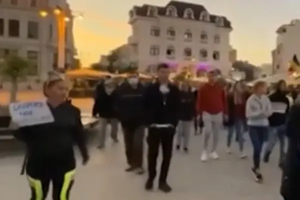 VIDEO Proteste față de certificatul COVID la Constanța, cu sute de oameni și artificii