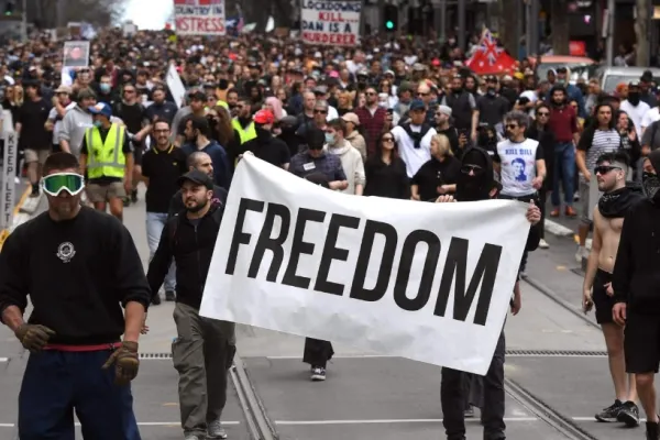 FOTO + VIDEO | Proteste masive în Australia împotriva unui nou lockdown. Sute de persoane, arestate