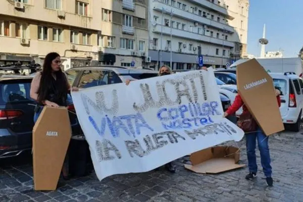 Protest la Ministerul Sănătății. Părinții, nemulțumiți de menținerea școlilor deschise și la incidența de peste 6