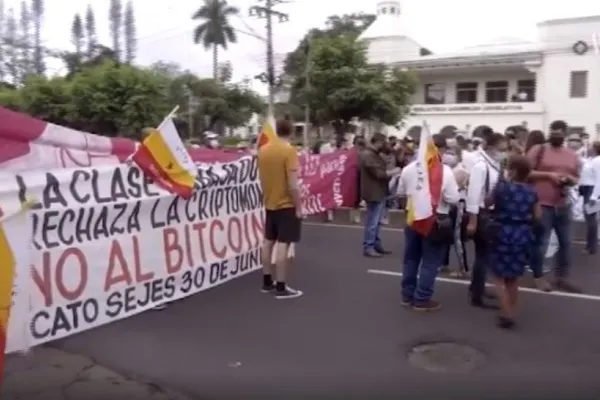 VIDEO | Proteste VIOLENTE în El Salvador după ce bitcoin a devenit monedă oficială