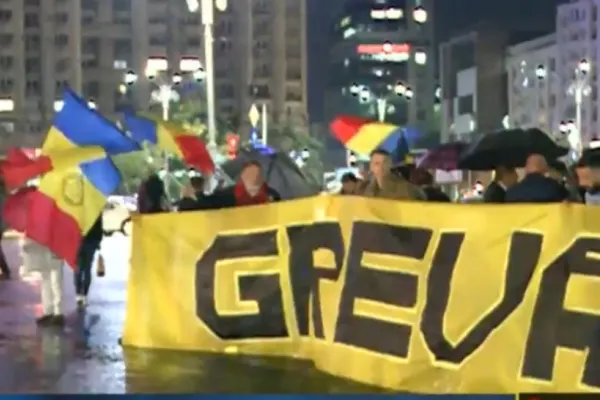 PROTEST la Guvern împotriva certificatului verde: Zeci de persoane s-au strâns în Piața Victoriei