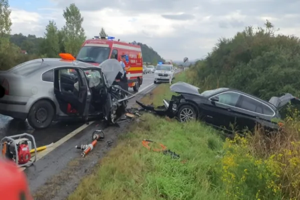 FOTO Accident grav, în Sălaj: 4 victime, după ce 2 autoturisme s-au lovit frontal