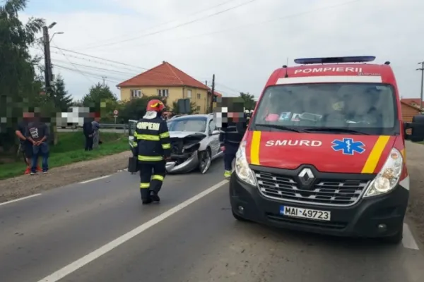 FOTO | Accident cumplit, în Satu Mare: 4 victime, dintre care una încarcerată, în urma unui impact violent
