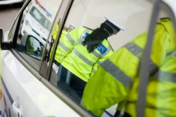 VIDEO | Scene șocante, în Satu Mare. Un șofer a traversat toată localitatea cu spatele. Ce măsuri au luat polițiștii