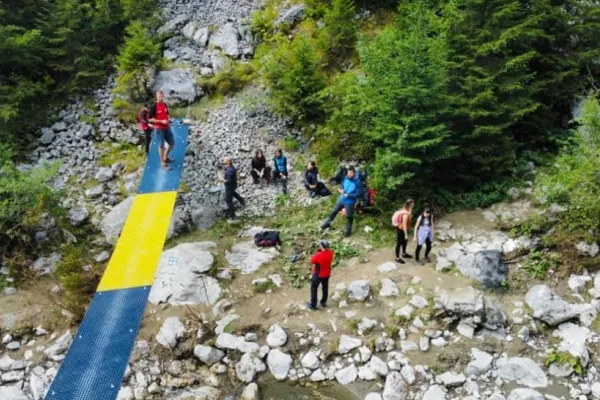 FOTO + VIDEO | Salvamontiştii din Bucegi au reparat singuri podurile rupte de viituri. Banii de la Guvern au întârziat să apară