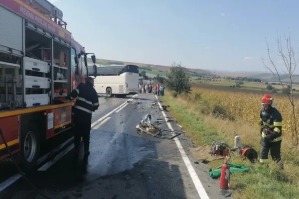 Accident grav, în Sibiu. 2 victime, în urma unui impact violent dintre un autocar și o mașină - Trafic blocat