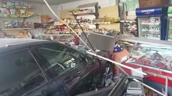 FOTO + VIDEO | Accident grav, în Dolj. Un şofer a intrat cu mașina într-un magazin