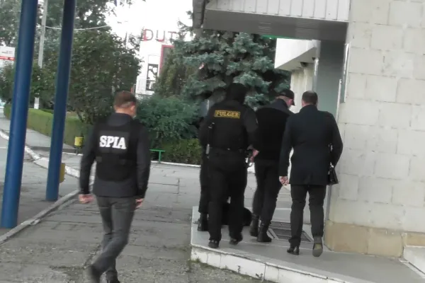 Patru polițiști de frontieră și un transportator auto, cercetați pentru corupere pasivă în plină pandemie