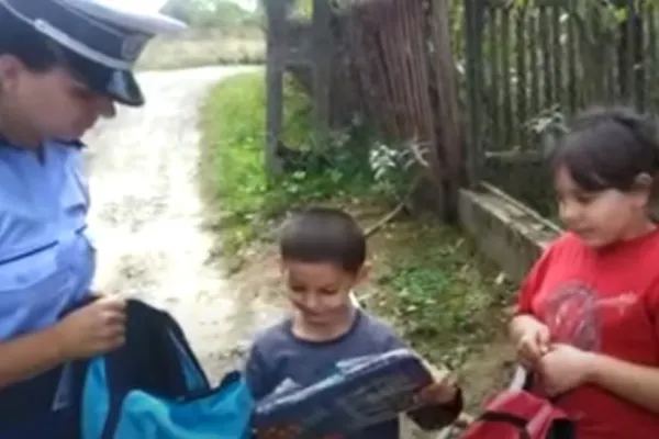 VIDEO | Polițiștii din Timiș au dăruit ghiozdane și rechizite copiilor săraci
