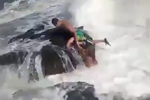 VIDEO | Momentul în care un bărbat din Rusia a murit în timp ce încerca să salveze o prietenă. Soția sa a filmat întreaga scenă. Imagini cu un puternic impact emoțional
