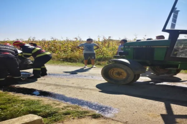 Accident VIOLENT, în Botoșani. 2 victime, după ce mașina în care se aflau s-a izbit de un tractor