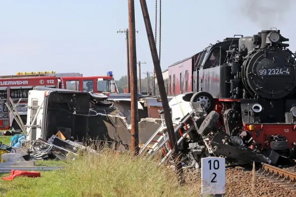 FOTO | 2 persoane în stare gravă, după ce o autorulotă s-a izbit violent de un tren de epocă, în Germania