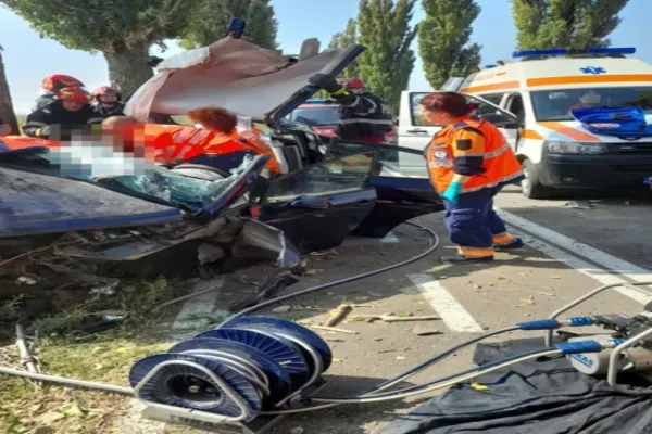FOTO| Accident grav, în Tulcea. 2 victime, după ce mașina s-a izbit de un copac