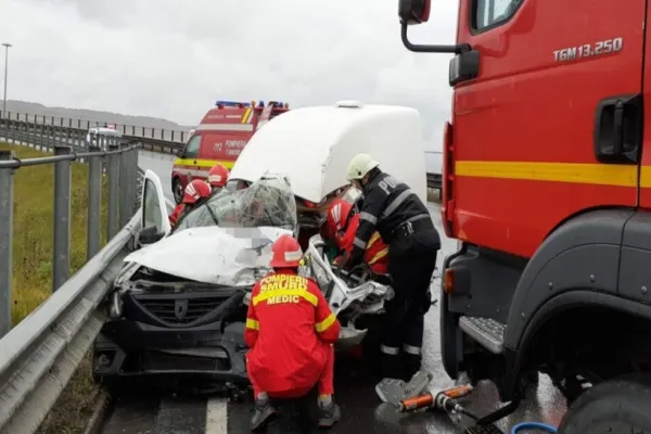 Accident GRAV pe A3! Un tânăr, rănit după ce s-a izbit cu maşina de un autotren