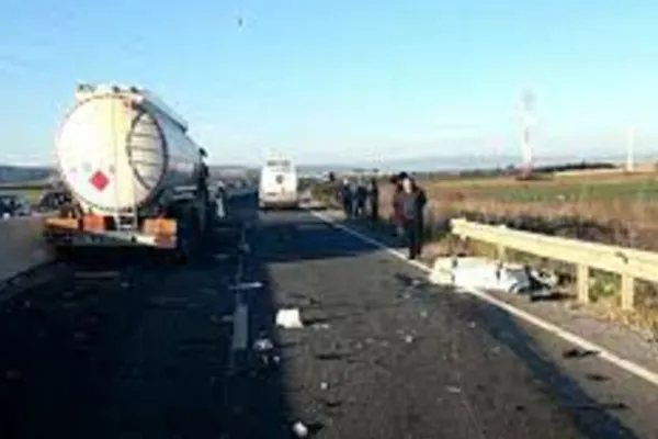 Accident rutier la Negoiești, Prahova. O cisternă GPL fără încărcătură a fost implicată/ 2 persoane, transportate la spital