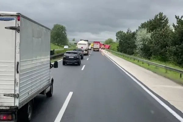 Accident grav pe autostrada A1 - Două persoane au fost transportate de urgență la spital