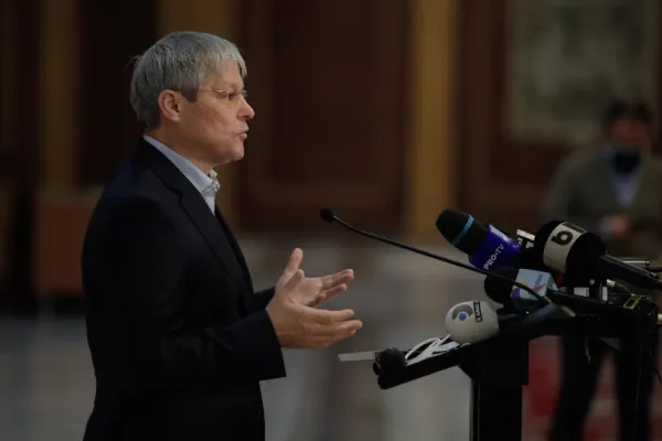 Pe cine mizează Cioloș să-și treacă guvernul prin Parlament: "Noi oferim un guvern pe masă"