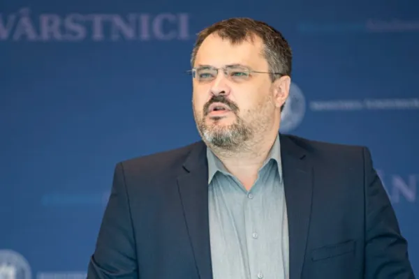 USR, dispus să renunțe la unele portofolii în negocierile pentru refacerea coaliției. Apel la PNL și UDMR
