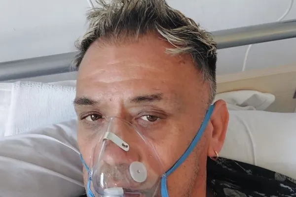 Un lider al protestelor anti-vaccin s-a infectat cu Sars-Cov-2 și regretă că nu s-a vaccinat - Mesajul său de pe patul de spital