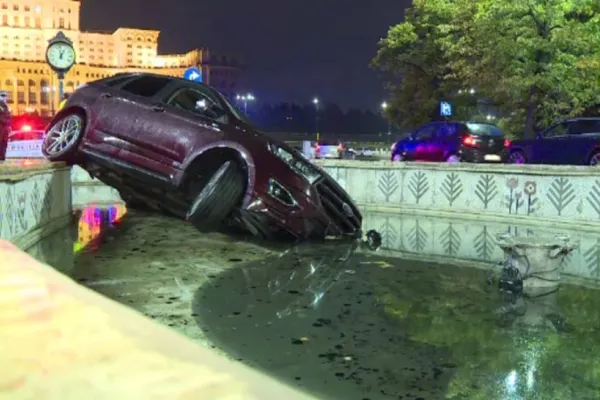 FOTO | Accident în Capitală! Un tânăr a pierdut controlul volanului și a plonjat cu mașina în fântâna arteziană din fața Parlamentului