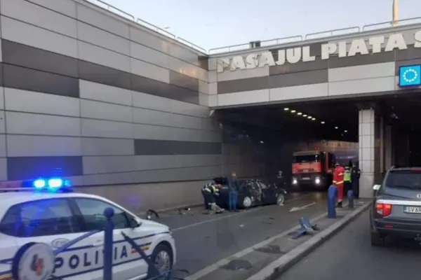 Accident grav într-un pasaj din Capitală: Femeia care se afla la volanul mașinii distruse a rămas inconștientă zeci de minute