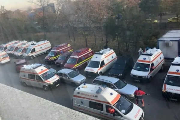 Imaginile neputinței: ambulanțe BLOCATE în curtea Spitalului Județean Buzău