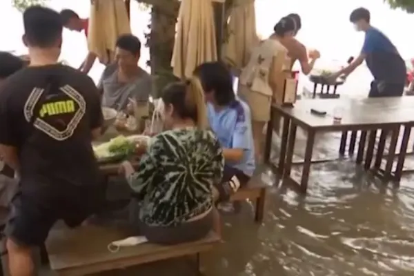 VIDEO | Afacerea care sfidează pandemia și inundațiile. Restaurantul face valuri și la propriu și la figurat