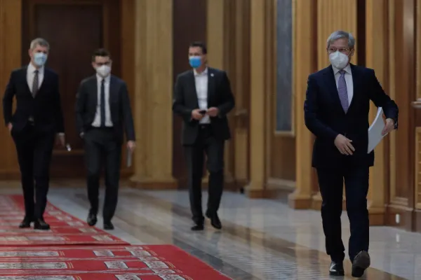 Dacian Cioloş despre negocierile PSD-PNL-UDMR: „Nu ştiu cum să-şi fure unul altuia scaunul”