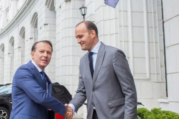 Scandal la învestirea guvernului Ciolacu. Un fost ministru PNL, dar și alți liberali, votează împotrivă. Și un social-democrat votează contra -SURSE