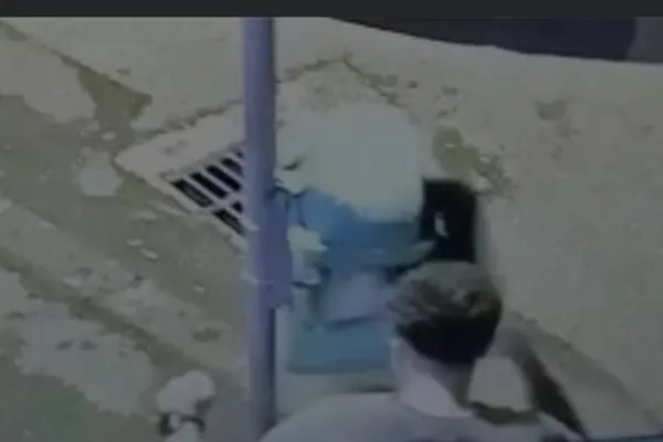 VIDEO A transformat un coș de gunoi în sac de box, apoi le-a arătat polițiștilor semne obscene