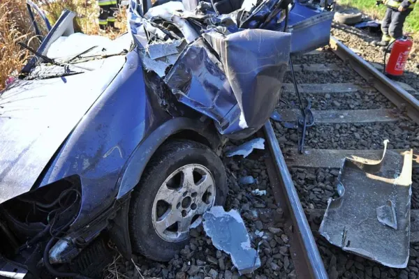 4 români, victime într-un accident înfiorător în Ungaria: Mamă și fiică, blocate în mașină pe calea ferată - UCISE de tren