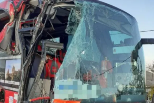 FOTO | Autocar cu 26 de persoane, implicat într-un accident, în Neamț - O victimă