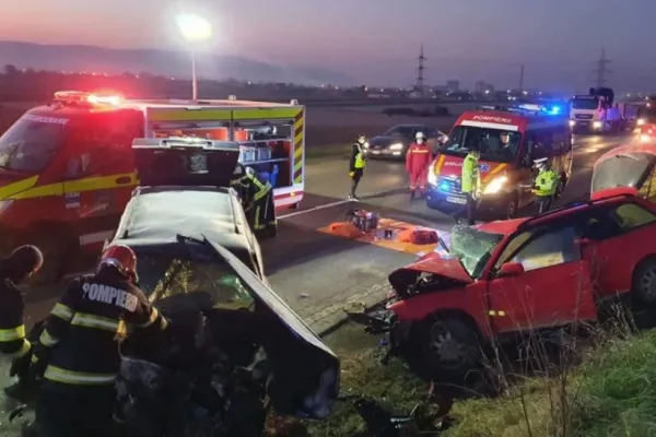 Accident grav, pe DN1, în județul Alba: 2 răniți grav, după un impact frontal violent. Un mort - victima, proiectată prin geam - FOTO