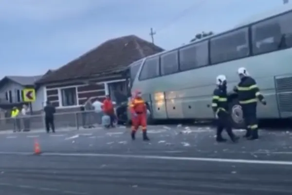 VIDEO Accident grav, în Bihor: 12 victime. Un autocar a lovit un camion, o mașină și s-a oprit într-o casă