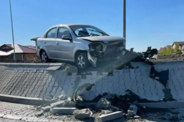 Accident GRAV în Timiș: 2 VICTIME după ce o mașină A ZBURAT prin sensul giratoriu - FOTO