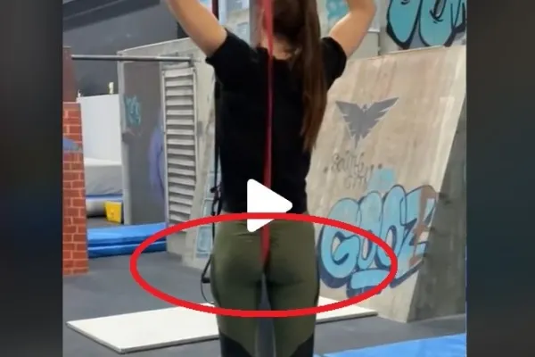 VIDEO – Accident rușinos la sala de sport – Ce a pățit o tânăra atunci când încerca un exercițiu nou, în văzul tuturor
