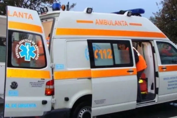 Accident TERIBIL la Craiova! Un șofer a intrat cu mașina într-o stație de tramvai: două tinere au fost rănite