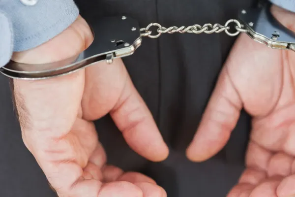 Un român din Italia a rupt cu dinții o bucată din nasul partenerei, după ce aceasta s-ar fi iubit cu fiul vitreg - Ce pedeapsă a primit bărbatul
