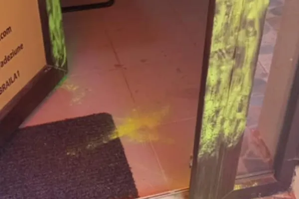 FOTO | Spargere la sediul AUR! Deputat: ,,Se pare că s-au căutat acte! Intrușii au folosit mănuși”