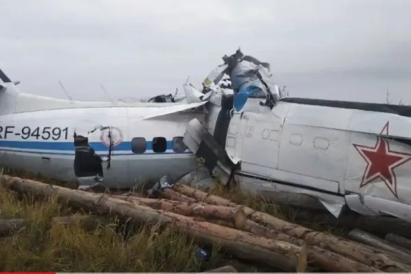 VIDEO | Tragedie aviatică în Rusia. Un avion cu 23 de persoane la bord s-a prăbușit, 16 oameni au murit
