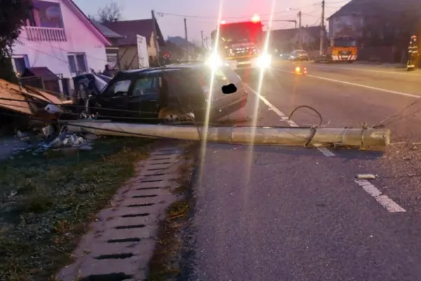 Impact VIOLENT al unui automobil cu un stâlp electric, în județul Bistrița: 2 adulți și 5 copii, implicați în accident