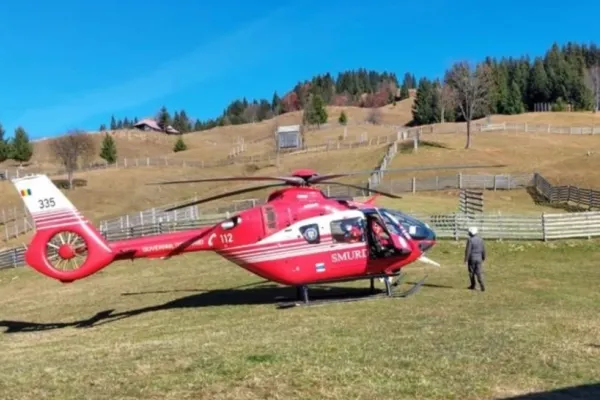 FOTO | Accident grav în Bistrița-Năsăud. Bărbat dus cu elicopterul la spital, după ce s-a răsturnat cu mașina