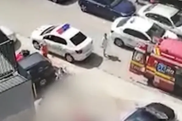 Tragedie într-o familie din Buzău. O femeie a vrut să se arunce de la etajul 10 din cauza fostului soț. Intervenție spectaculoasa a polițiștilor